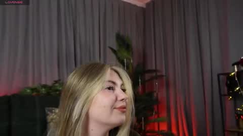 Snapshot of olivia_devis chatting on 04.22.26 SaraConor online show from 04.22.26