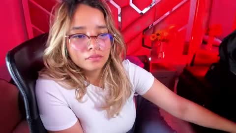 Snapshot of olivia_fox69 chatting on 09.18.25 OLIVIA online show from 09.18.25