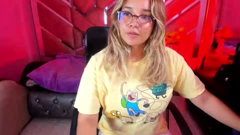 Snapshot of olivia_fox69 chatting on 09.19.25 OLIVIA online show from 09.19.25