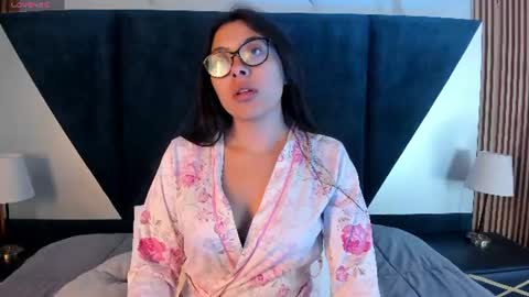 Snapshot of oliviacollinns chatting on 07.25.26 oliviacollinns online show from 07.25.26
