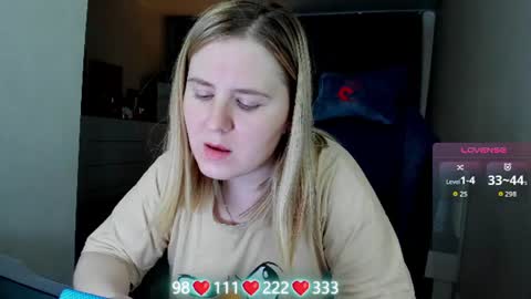 Snapshot of oliviamunk chatting on 06.12.26 . online show from 06.12.26