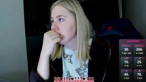Snapshot of oliviamunk chatting on 06.25.26 . online show from 06.25.26