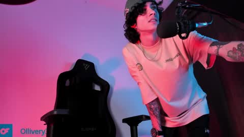 Snapshot of olliver___y chatting on 12.11.24 online show from 12.11.24