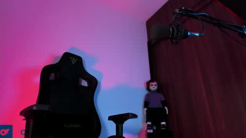 Snapshot of olliver___y chatting on 12.21.24 online show from 12.21.24