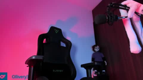 Snapshot of olliver___y chatting on 12.23.24 online show from 12.23.24