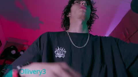 Snapshot of olliver___y chatting on 10.21.25 online show from 10.21.25
