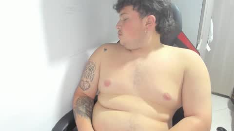 Snapshot of onewhiteboichub chatting on 02.24.25 Andres INDEPENDENT MODEL online show from 02.24.25