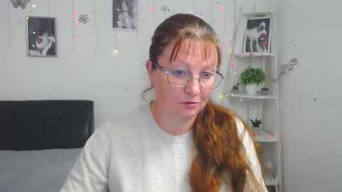 Snapshot of oovanessahotts chatting on 10.03.25 Vanessa online show from 10.03.25