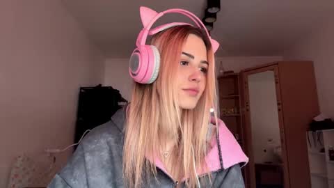 Snapshot of ozellagranville chatting on 02.10.26 Eva online show from 02.10.26