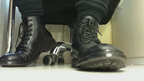 Snapshot of pablomenesssl chatting on 02.06.25 Pablo Meness online show from 02.06.25