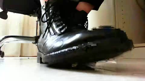 Snapshot of pablomenesssl chatting on 02.28.25 Pablo Meness online show from 02.28.25