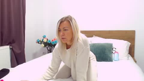 PAMEL ISSY online show from 01.12.25