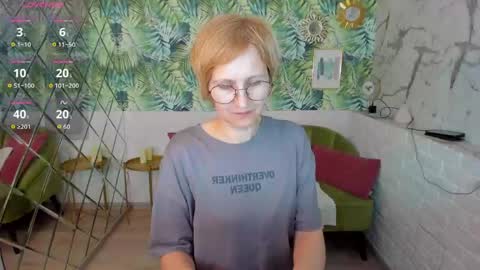 Snapshot of paris_cherry chatting on 05.08.26 Paris online show from 05.08.26