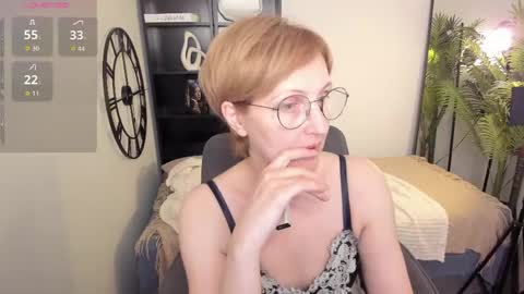 Snapshot of paris_cherry chatting on 05.19.26 Paris online show from 05.19.26
