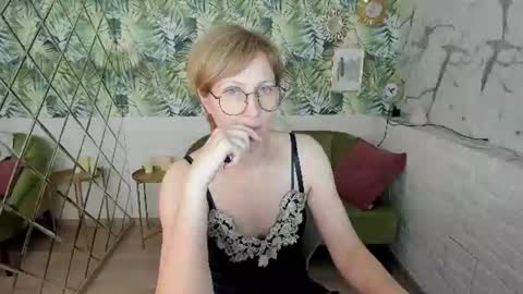 Snapshot of paris_cherry chatting on 06.20.26 Paris online show from 06.20.26