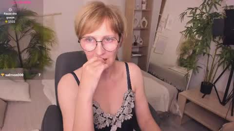 Snapshot of paris_cherry chatting on 06.26.26 Paris online show from 06.26.26