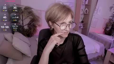 Snapshot of paris_cherry chatting on 07.09.26 Paris online show from 07.09.26