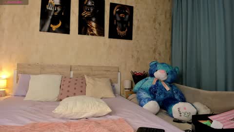 Snapshot of paris_x_hilton chatting on 12.13.24 Paris online show from 12.13.24