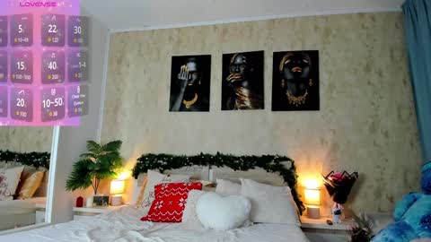 Snapshot of paris_x_hilton chatting on 12.28.24 Paris online show from 12.28.24