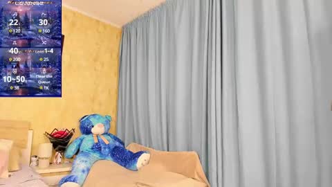 Snapshot of paris_x_hilton chatting on 01.14.25 Paris online show from 01.14.25