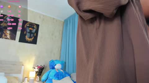 Snapshot of paris_x_hilton chatting on 02.07.25 Paris online show from 02.07.25