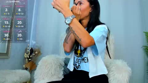 Snapshot of paris_x_hilton chatting on 09.23.25 Paris online show from 09.23.25