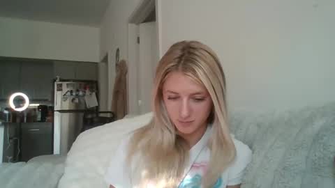 Snapshot of parisbaby2000 chatting on 10.06.25 parisbaby2000 online show from 10.06.25