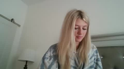 Snapshot of parisbaby2000 chatting on 10.21.25 parisbaby2000 online show from 10.21.25