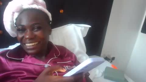 Snapshot of passionate_hawa chatting on 12.02.25 Evvie online show from 12.02.25