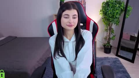 Snapshot of pauline_flo chatting on 11.14.25 Pauline online show from 11.14.25