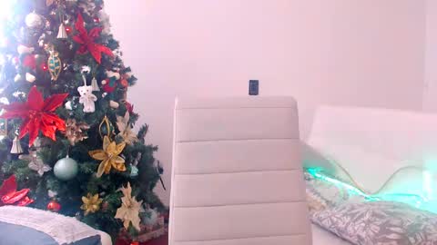 Snapshot of paulinerussell chatting on 12.13.24 vle online show from 12.13.24