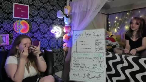 Snapshot of pawggoddess778 chatting on 01.01.25 ArtsyHeartsyy online show from 01.01.25