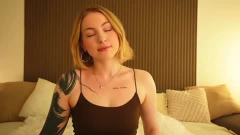 Snapshot of peach_in_stockings chatting on 07.17.26 Kristina online show from 07.17.26