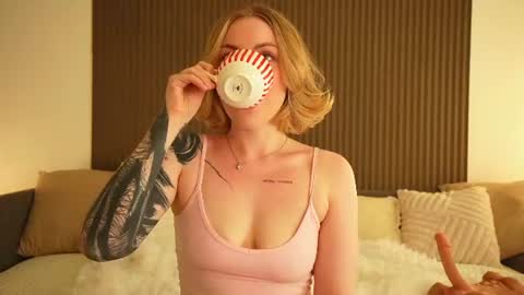Snapshot of peach_in_stockings chatting on 07.18.26 Kristina online show from 07.18.26