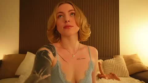 Snapshot of peach_in_stockings chatting on 07.20.26 Kristina online show from 07.20.26