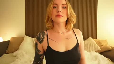 Snapshot of peach_in_stockings chatting on 07.28.26 Kristina online show from 07.28.26