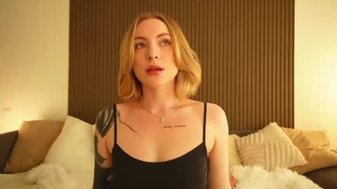 Snapshot of peach_in_stockings chatting on 07.28.26 Kristina online show from 07.28.26
