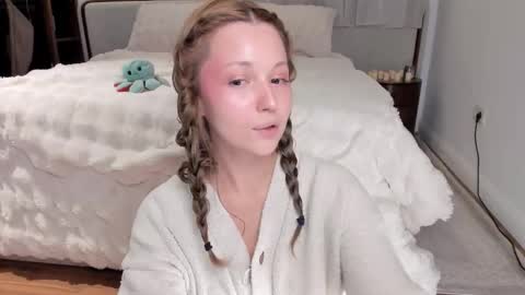 Snapshot of peachvibes chatting on 12.01.25 Lili online show from 12.01.25