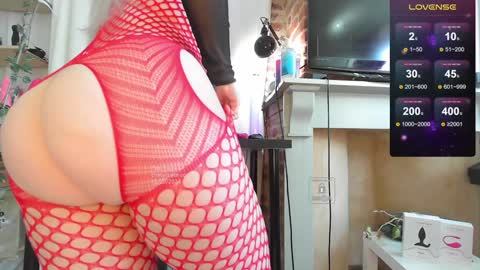 Snapshot of peachyym chatting on 12.20.24 Help me to reach 200 thumbs up online show from 12.20.24