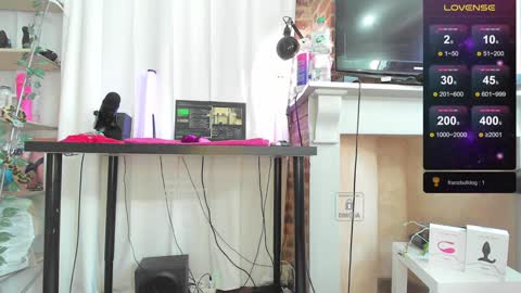 Snapshot of peachyym chatting on 12.27.24 Help me to reach 200 thumbs up online show from 12.27.24