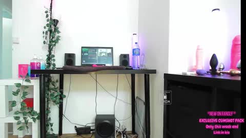 Snapshot of peachyym chatting on 09.30.25 Help me to reach 200 thumbs up online show from 09.30.25