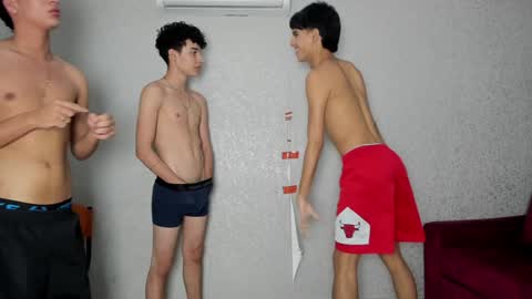 Snapshot of pelusos_mens chatting on 01.04.25 CAIN-19 ALLEN-18 RONALD-18 AUSTIN-18 MOD DANTE online show from 01.04.25