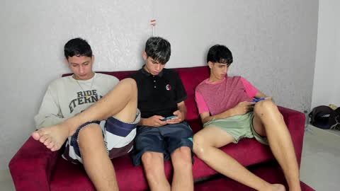 Snapshot of pelusos_mens chatting on 01.04.25 CAIN-19 ALLEN-18 RONALD-18 AUSTIN-18 MOD DANTE online show from 01.04.25