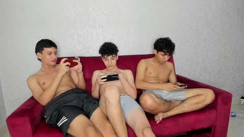 Snapshot of pelusos_mens chatting on 01.08.25 CAIN-19 ALLEN-18 RONALD-18 AUSTIN-18 MOD DANTE online show from 01.08.25