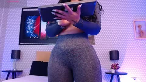 Snapshot of penelopee_28 chatting on 04.10.26 Penelope Lets get to 100 hands up online show from 04.10.26