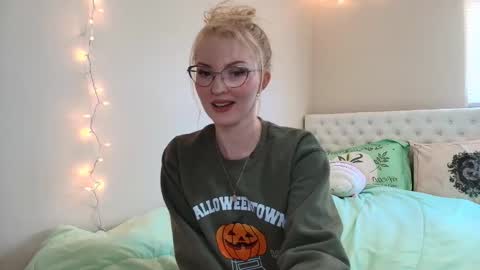 Snapshot of petite_cupcake chatting on 10.27.25 Little cupcake online show from 10.27.25