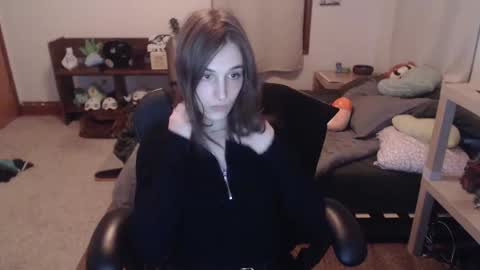 Snapshot of petitecut chatting on 02.11.25 caracal online show from 02.11.25