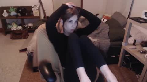 Snapshot of petitecut chatting on 02.12.25 caracal online show from 02.12.25