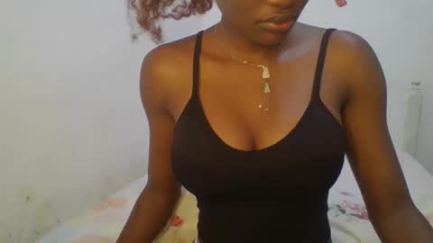 Snapshot of petiteediva chatting on 04.23.26 diva online show from 04.23.26