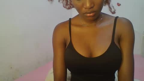 Snapshot of petiteediva chatting on 04.25.26 diva online show from 04.25.26